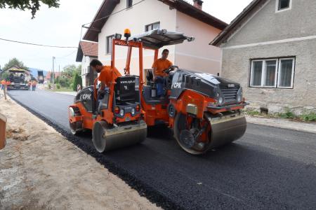 ASFALTIRANJE CESTE GORENJE OTAVE 08 FOTO LJUBO VUKELIČ